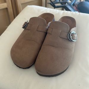 Time and Tru Women’s Clogs